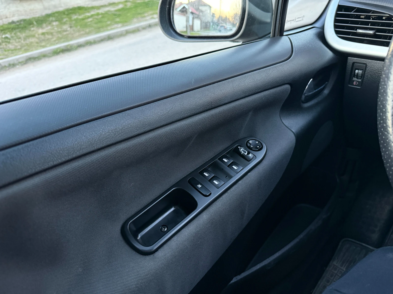 Peugeot 207 FACELIFT 1, 4 VTi, снимка 11 - Автомобили и джипове - 53749040