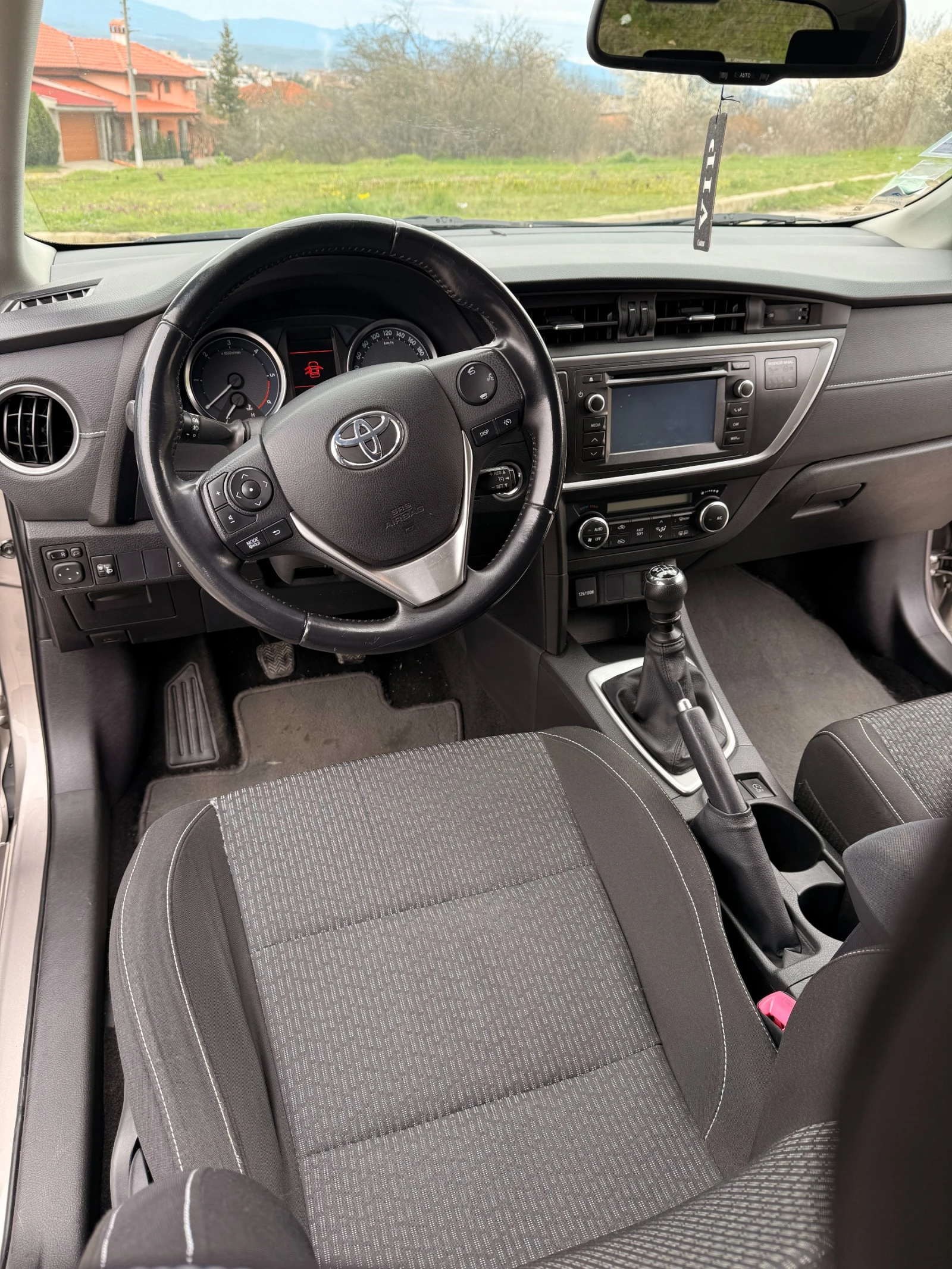 Toyota Auris, снимка 8 - Автомобили и джипове - 54036553