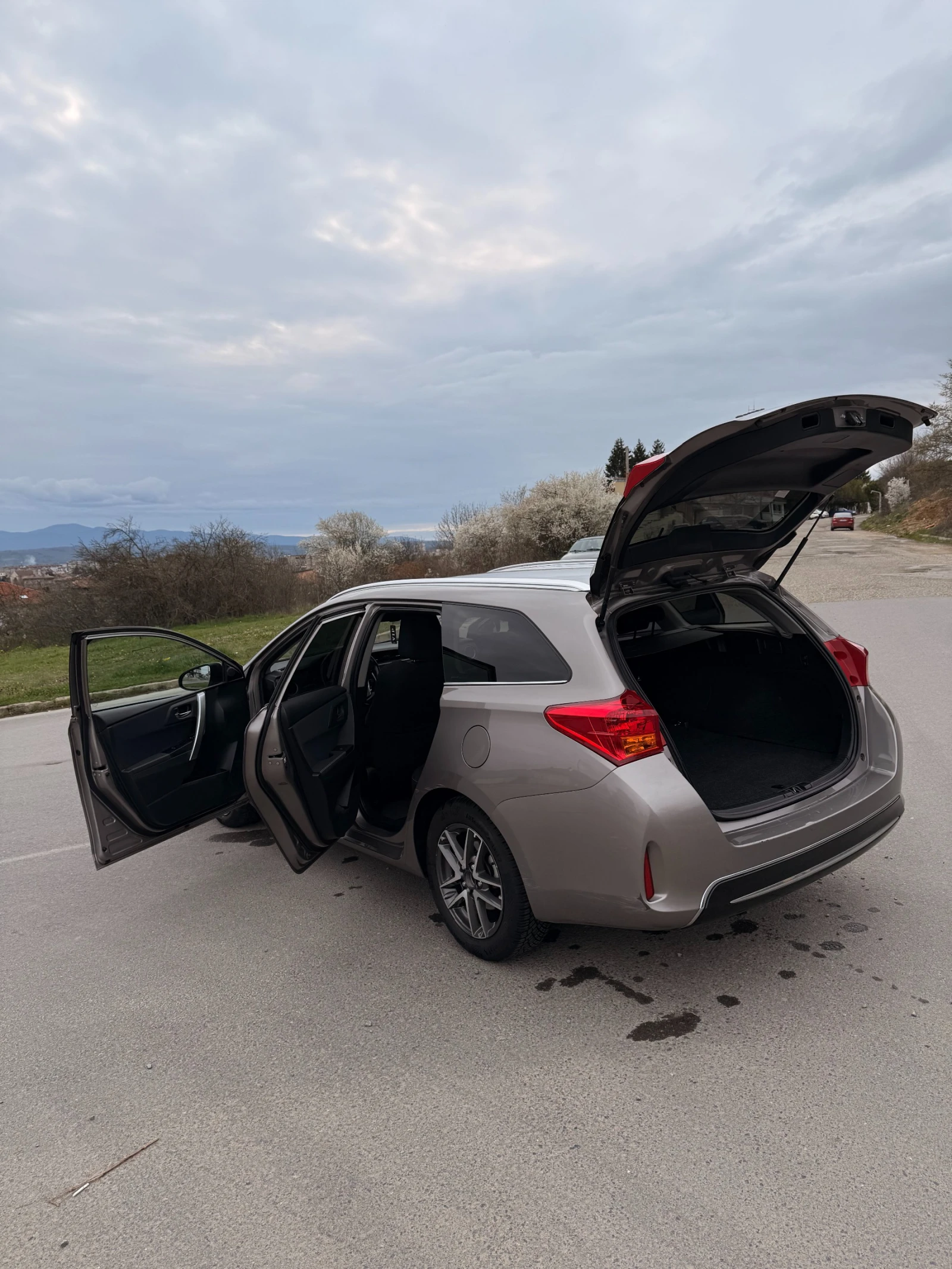 Toyota Auris, снимка 4 - Автомобили и джипове - 54036553