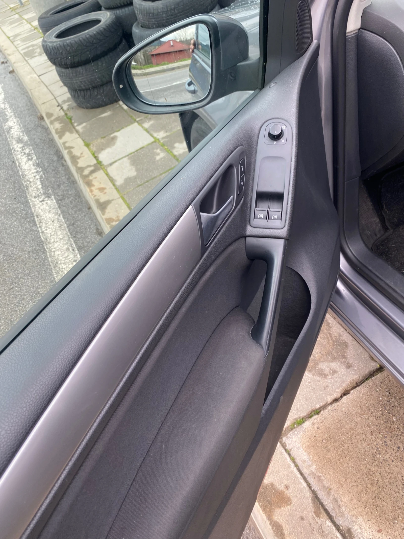 VW Golf 1.6tdi, снимка 6 - Автомобили и джипове - 54105594