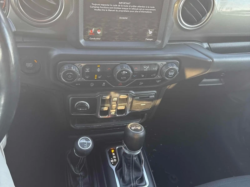 Jeep Wrangler 2020 Sahara * CARFAX * БЕЗ ПЪРВОНАЧАЛНА ВНОСКА, снимка 9 - Автомобили и джипове - 52831597