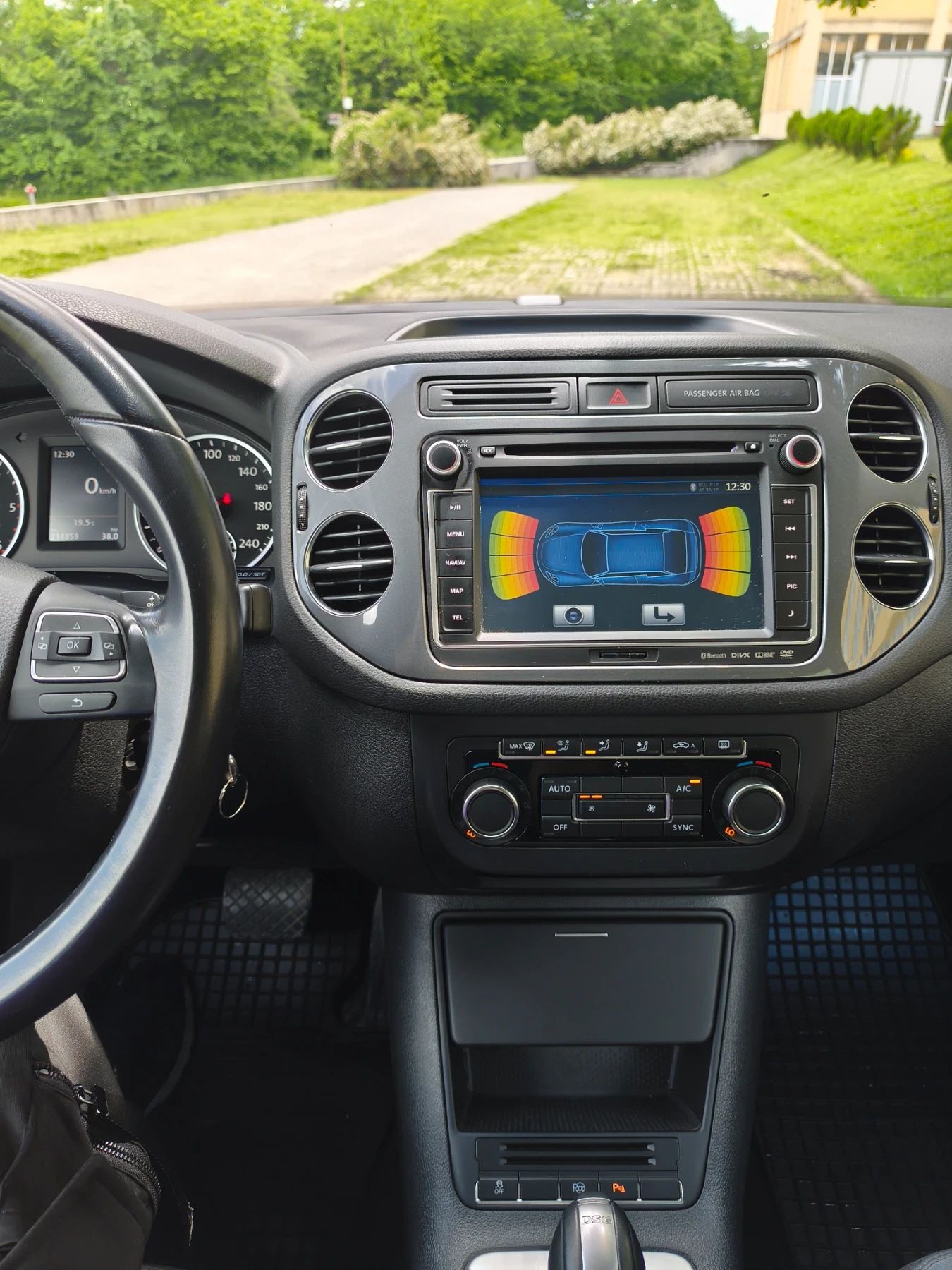 VW Tiguan 2.0TDI 4x4 ITALIA, снимка 12 - Автомобили и джипове - 54667500