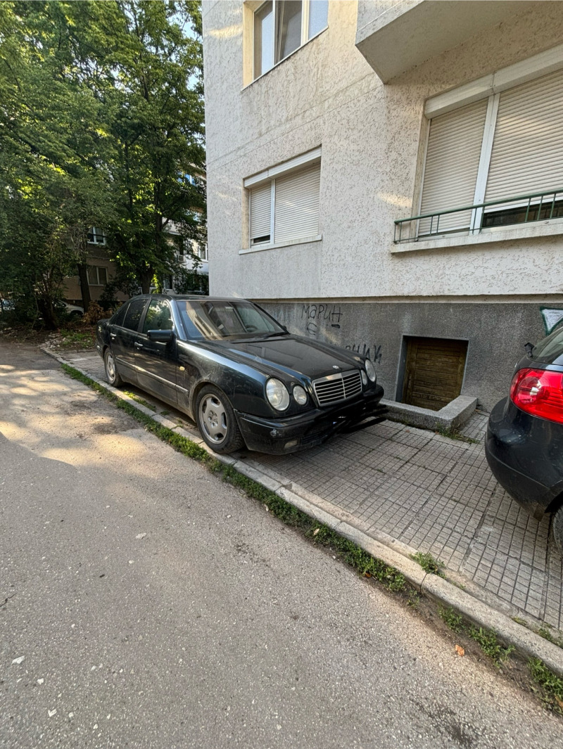 Mercedes-Benz E 300, снимка 2 - Автомобили и джипове - 46060246