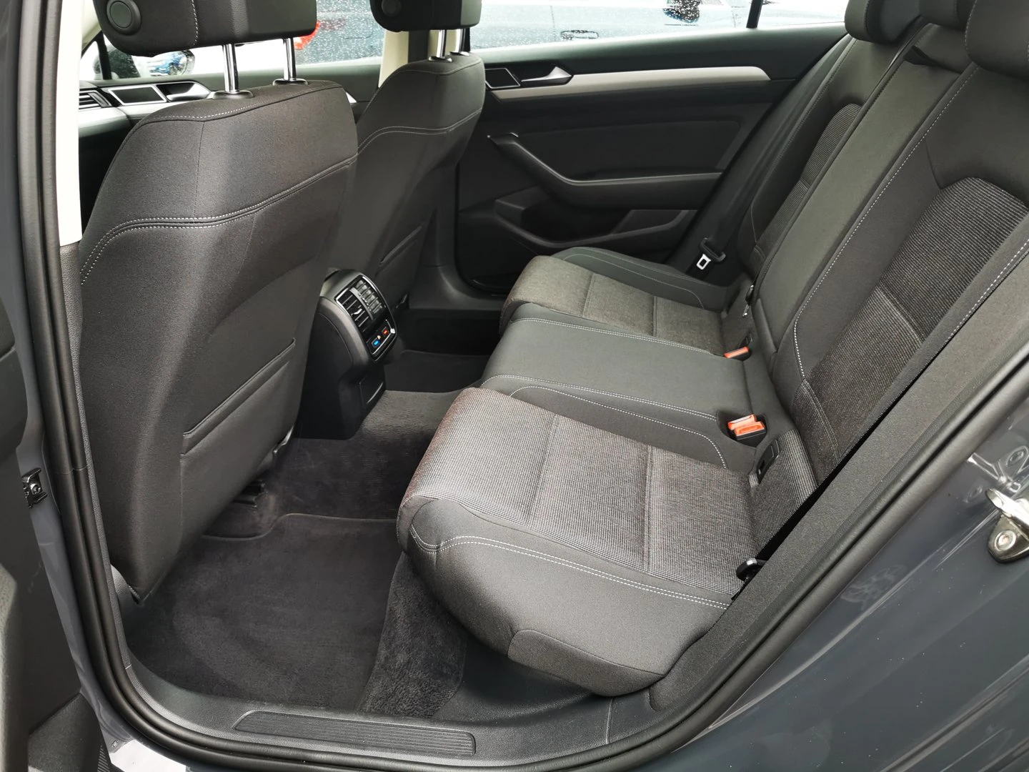 VW Passat Comfortline 2.0TDI BMT - изображение 7