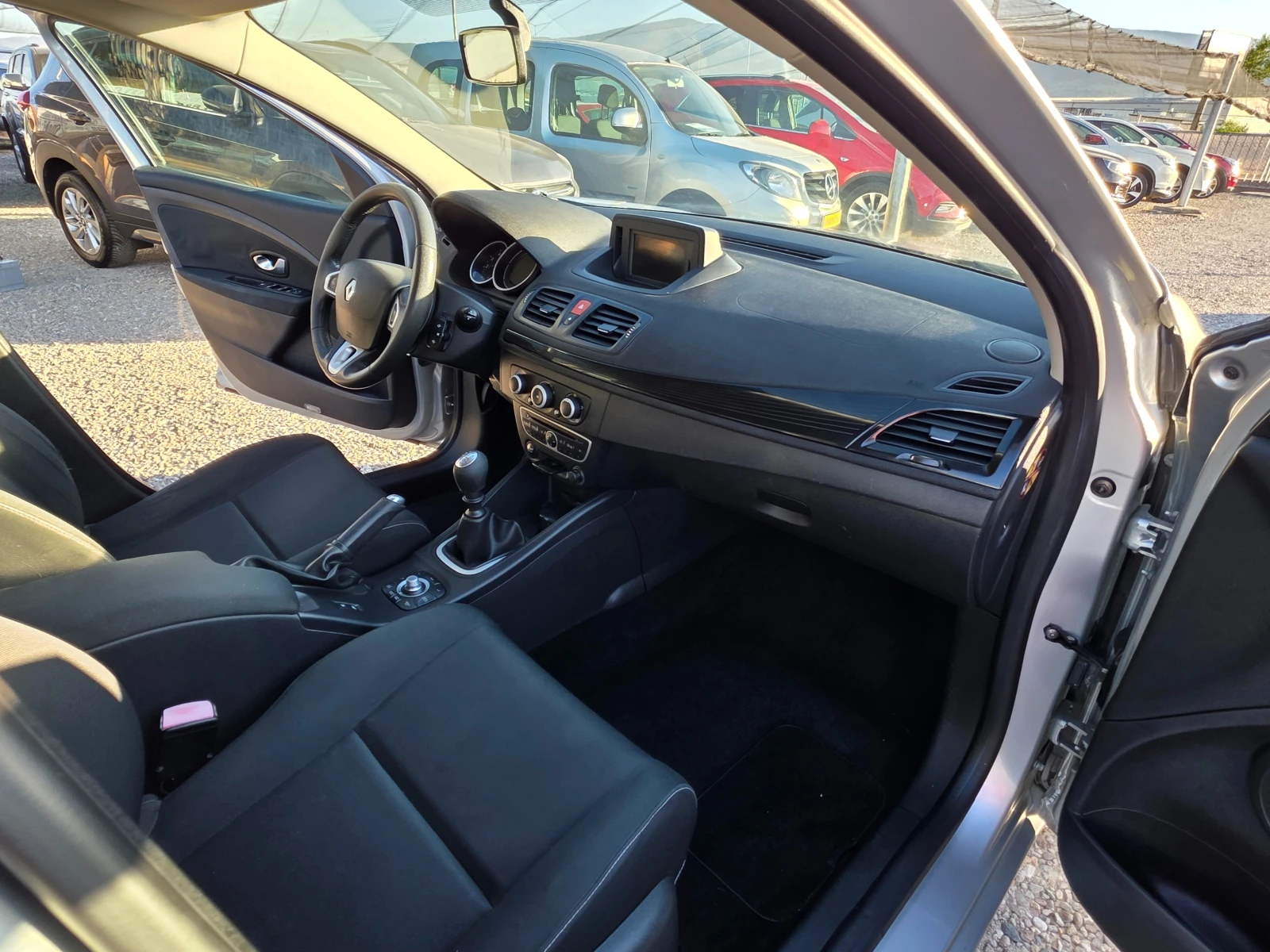Renault Megane 1.5dci, снимка 9 - Автомобили и джипове - 56025326