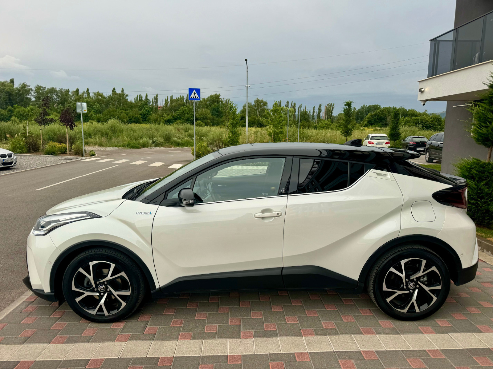 Toyota C-HR Гаранция Team Deutschland Hybrid 184hp - изображение 4