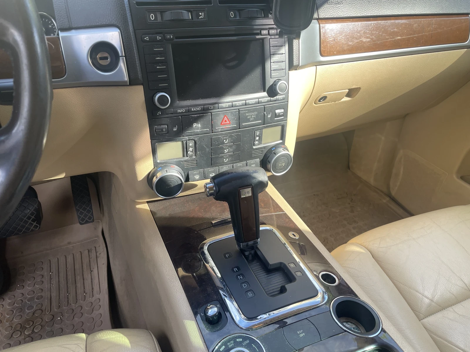 VW Touareg, снимка 13 - Автомобили и джипове - 54768347