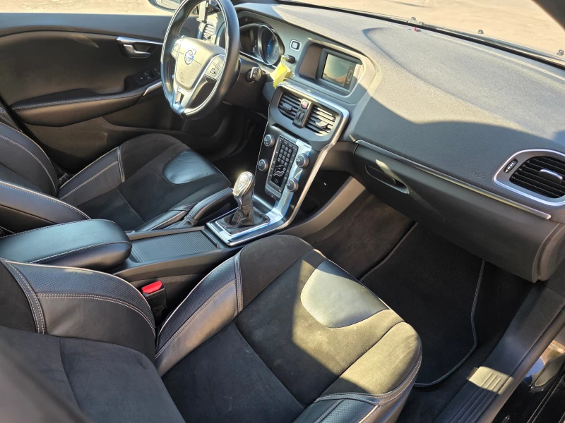 Volvo V40 2.0 D3- R Design , снимка 13 - Автомобили и джипове - 51012826