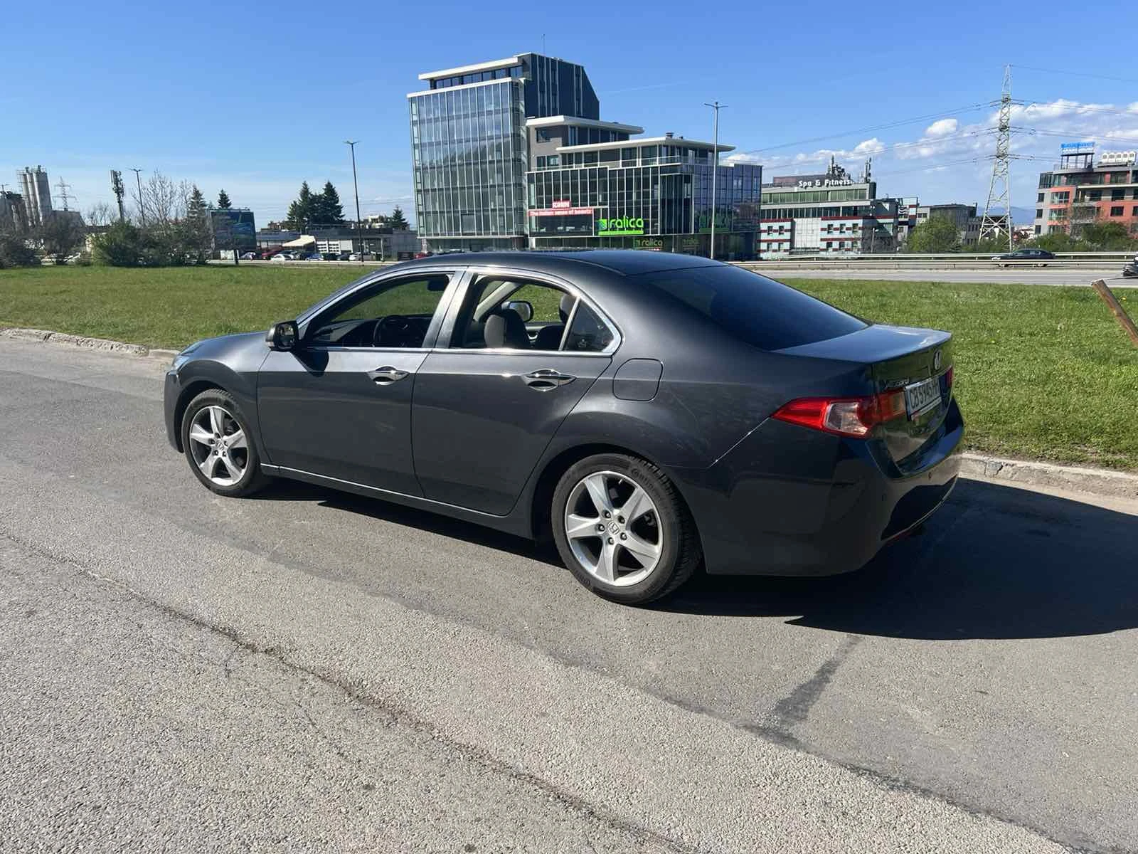 Honda Accord 2.2 i-DTEC-Executive, снимка 2 - Автомобили и джипове - 54314876