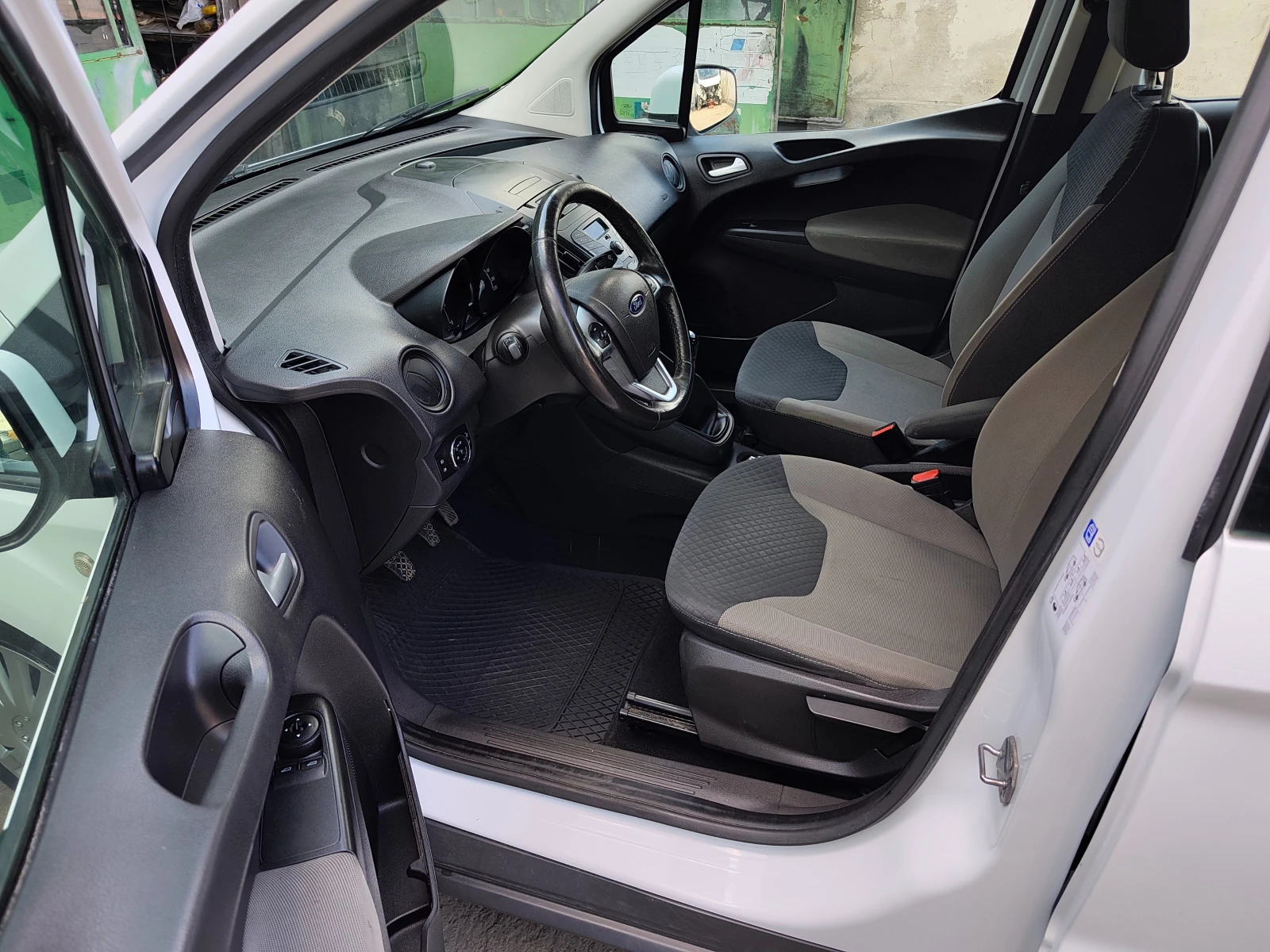 Ford Tourneo Connect 1.5 TDCI, снимка 14 - Автомобили и джипове - 54644174