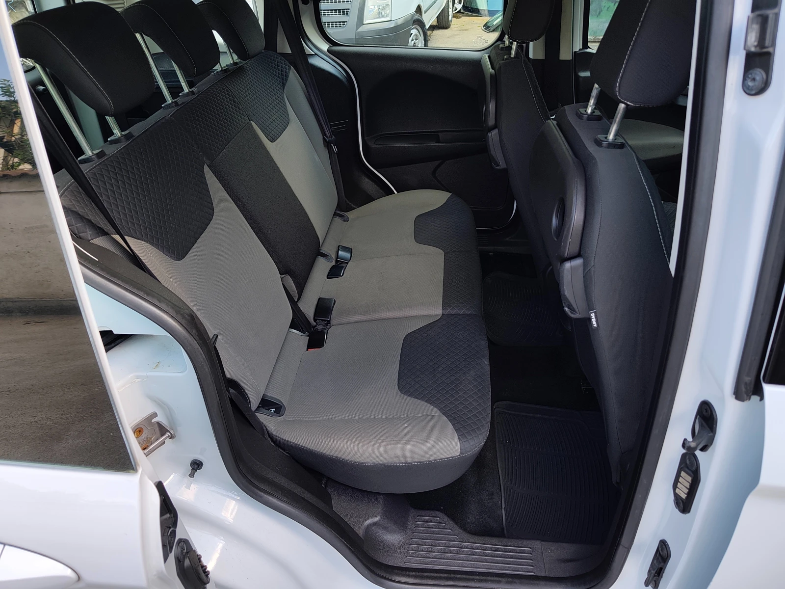 Ford Tourneo Connect 1.5 TDCI, снимка 12 - Автомобили и джипове - 54644174