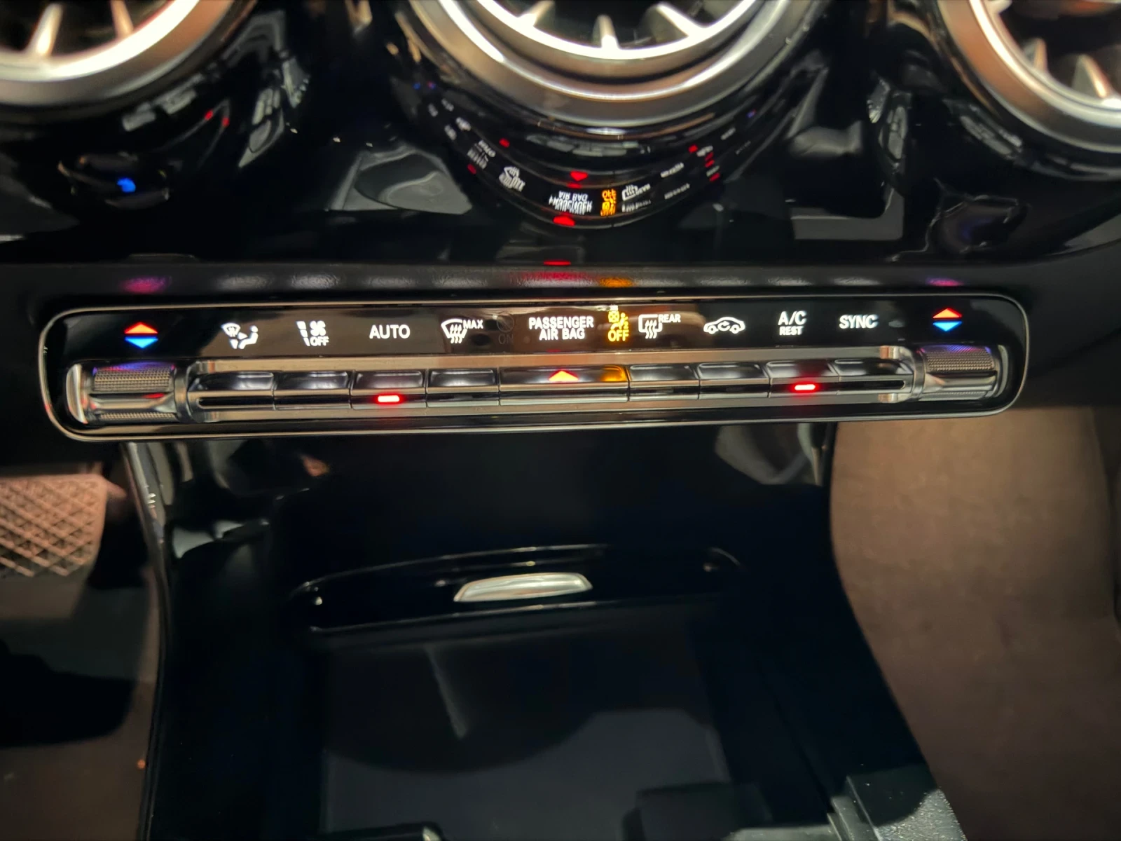 Mercedes-Benz CLA 200, снимка 6 - Автомобили и джипове - 54788635