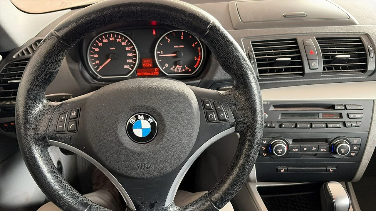 BMW 120 АВТОМАТ/ПОДГРЕВ/ПАРКТРОНИК/МУЛТИ/200 хил.км, снимка 11 - Автомобили и джипове - 55225885