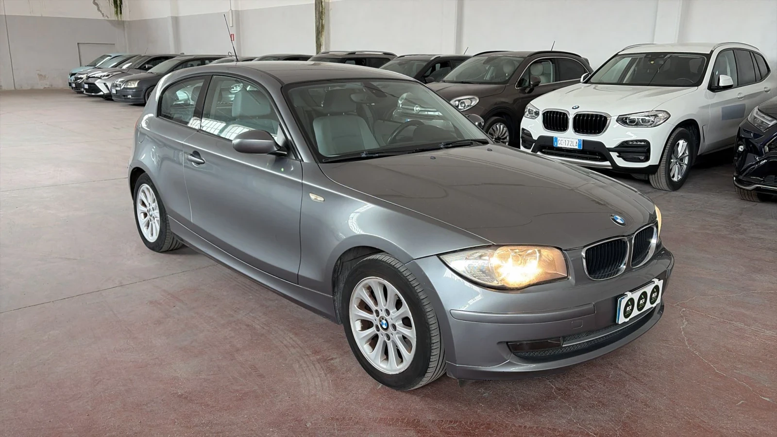 BMW 120 АВТОМАТ/ПОДГРЕВ/ПАРКТРОНИК/МУЛТИ/200 хил.км, снимка 2 - Автомобили и джипове - 55225885
