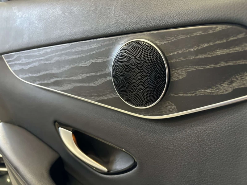 Mercedes-Benz GLC 300 4MATIC| NAV| BLACKWOOD| DUALROOF| LED| LEATHER, снимка 13 - Автомобили и джипове - 53100963