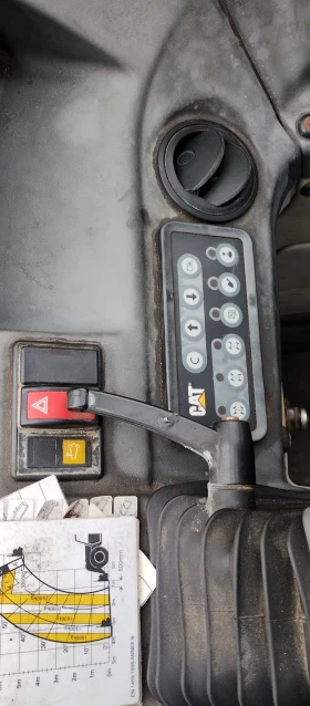 Телескопичен товарач Caterpillar TH337C, снимка 10