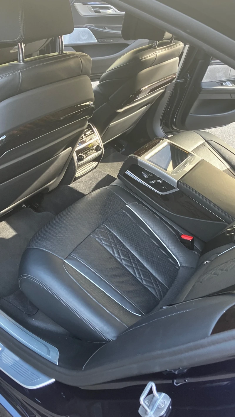 BMW 750 Уникат, Full, Massage, Bower & Wilkins , снимка 4 - Автомобили и джипове - 52350061