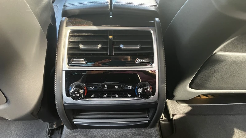 BMW 750 Уникат, Full, Massage, Bower & Wilkins , снимка 8 - Автомобили и джипове - 52350061