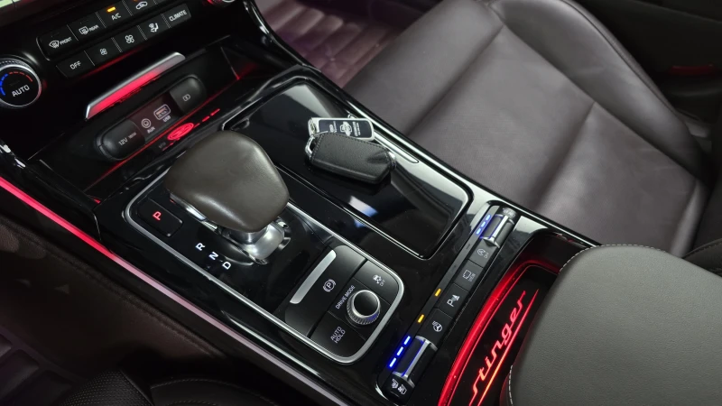 Kia Stinger 2.2CRDI/Пълна сервизна !!!, снимка 10 - Автомобили и джипове - 53496913