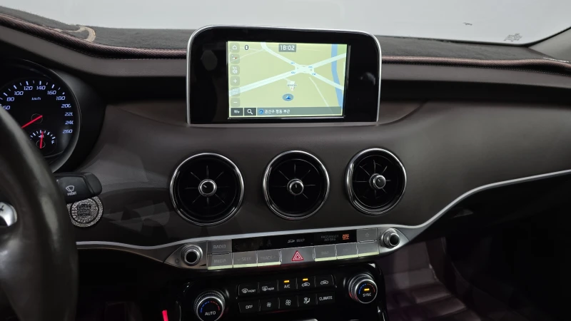 Kia Stinger 2.2CRDI/Пълна сервизна !!!, снимка 13 - Автомобили и джипове - 53496913