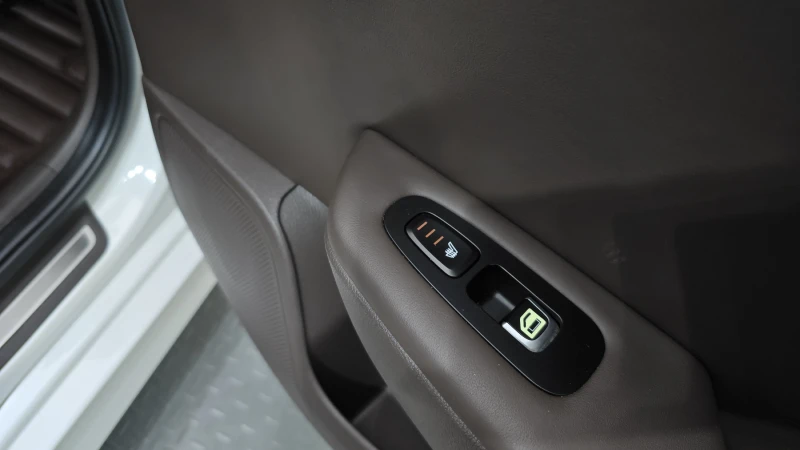 Kia Stinger 2.2CRDI/Пълна сервизна !!!, снимка 16 - Автомобили и джипове - 53496913