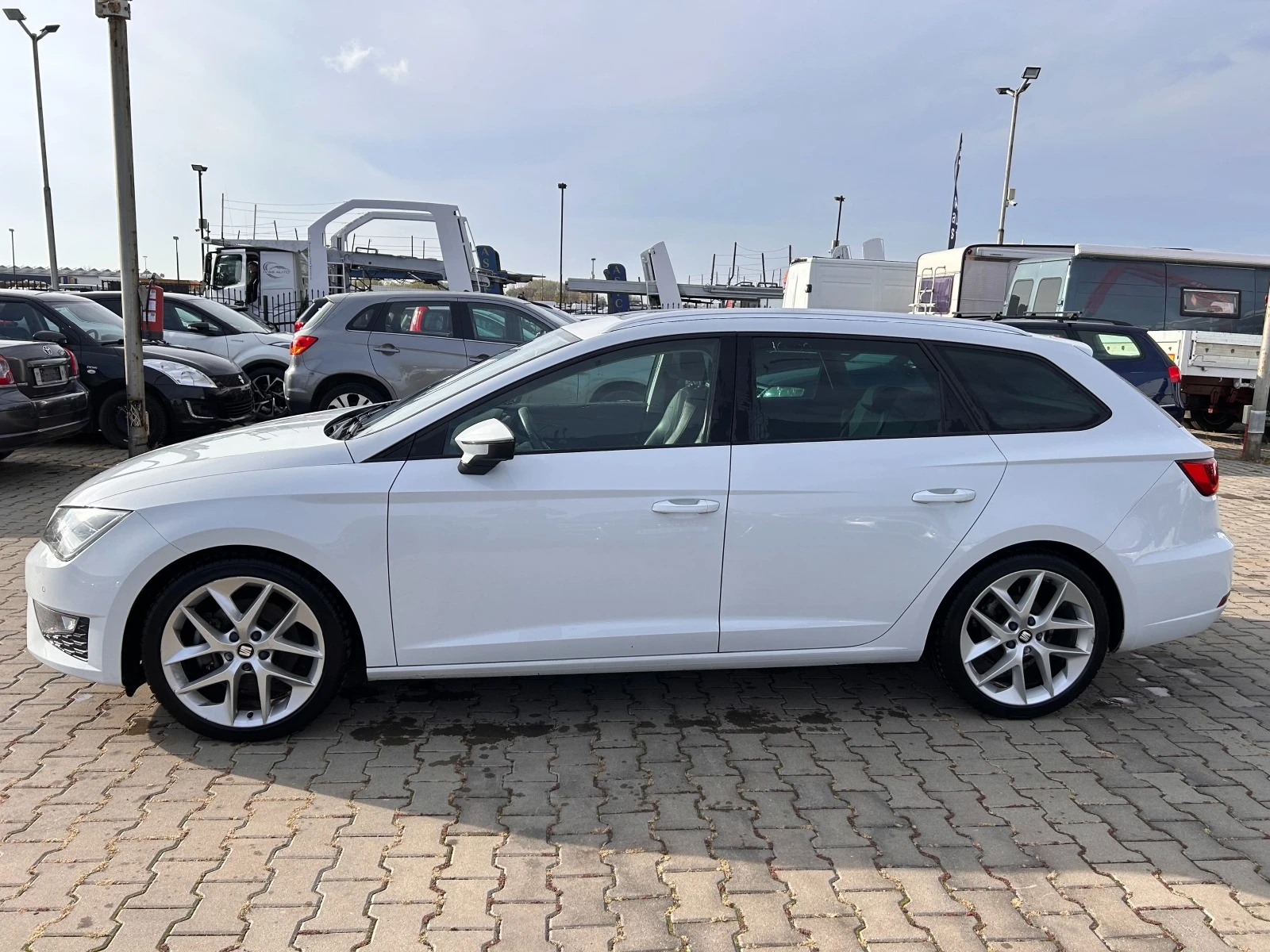 Seat Leon FR 1.4TSI AVTOMAT/NAVI/PANIRAMA ЛИЗИНГ - изображение 9