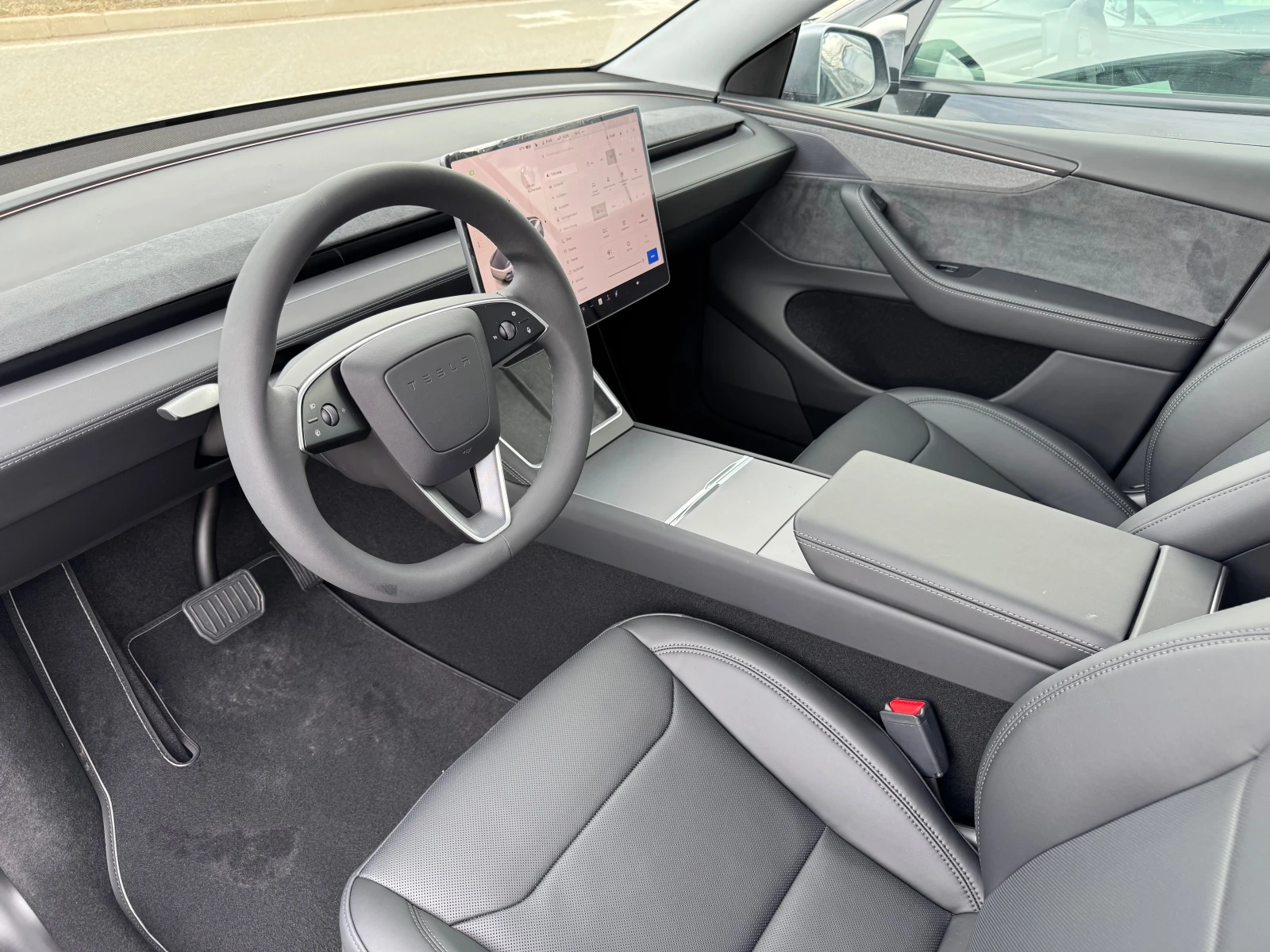 Tesla Model Y Juniper-2025\Standart, long-range 4x4  Launch | Mobile.bg   11