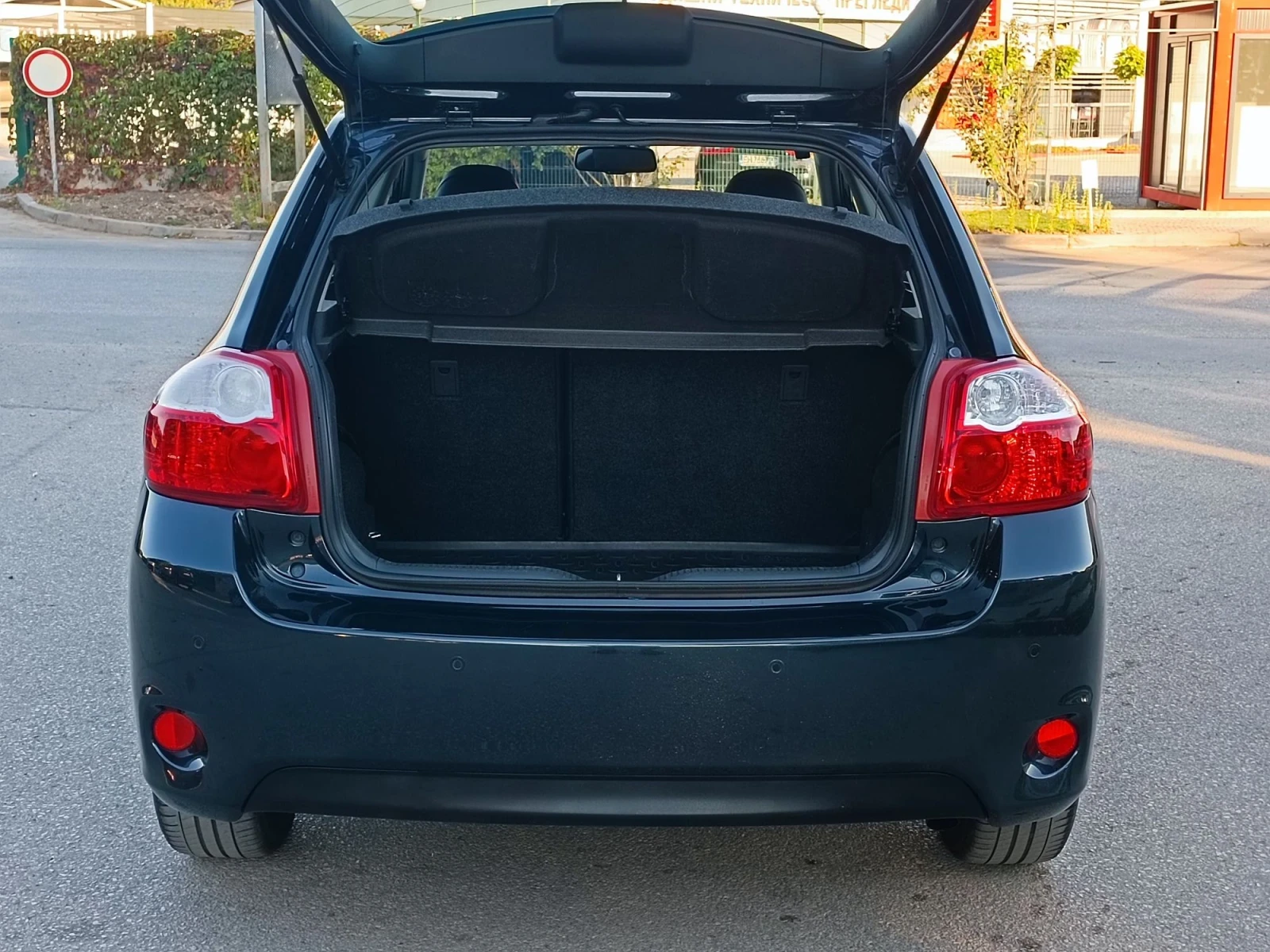 Toyota Auris 1.8i-147кс-ШВЕЙЦАРИЯ-РЪЧКА-6ск-FACELIFT-NAVI, снимка 5 - Автомобили и джипове - 56121746