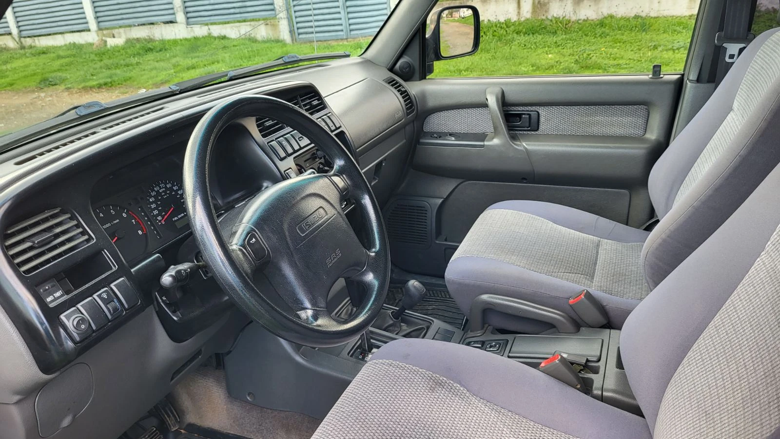 Isuzu Trooper, снимка 11 - Автомобили и джипове - 54681783