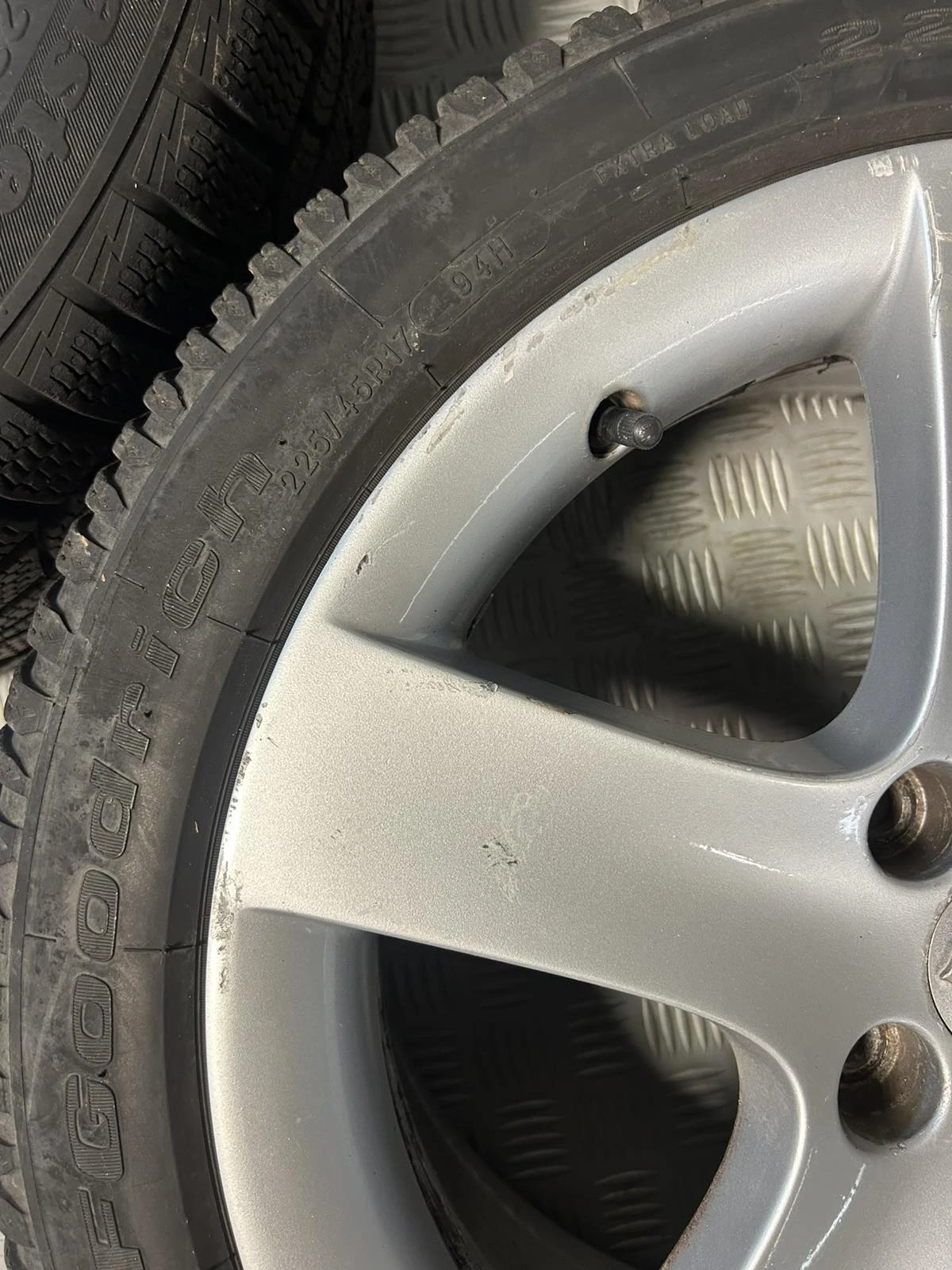 Гуми с джанти 225/45R17, снимка 3 - Гуми и джанти - 56661146