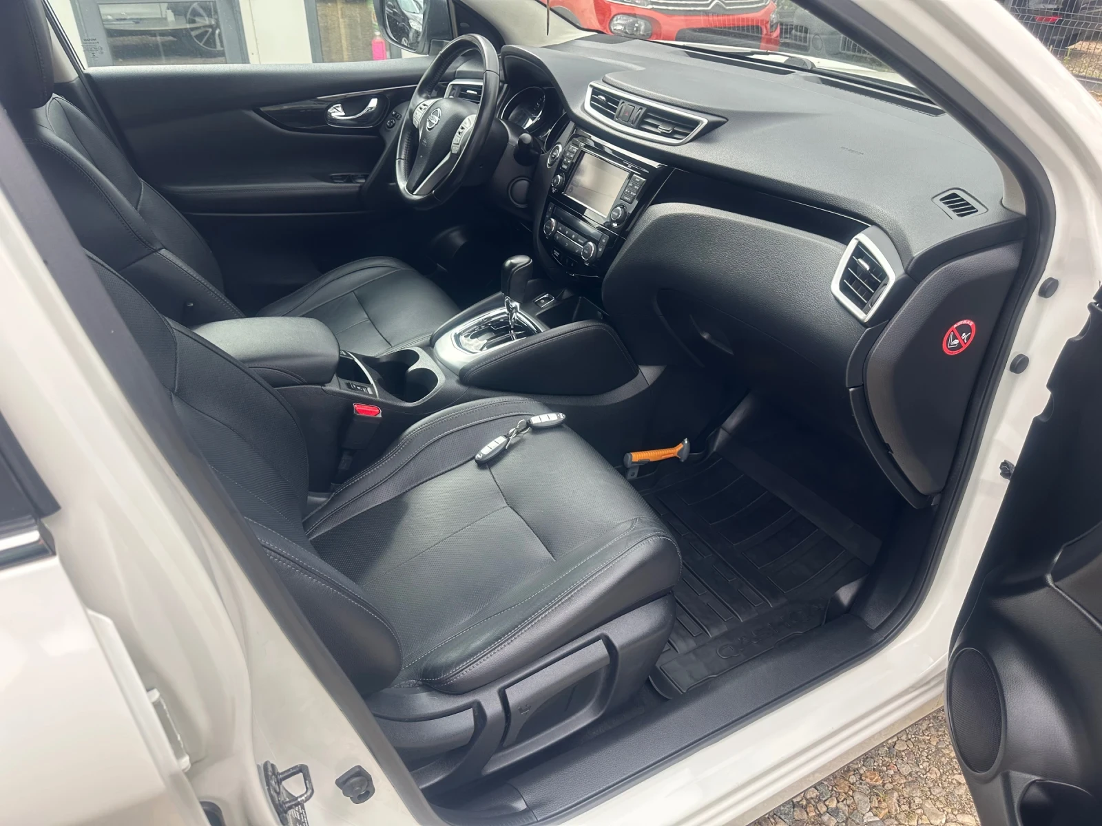 Nissan Qashqai 1.2 N-Connecta, снимка 7 - Автомобили и джипове - 54381937