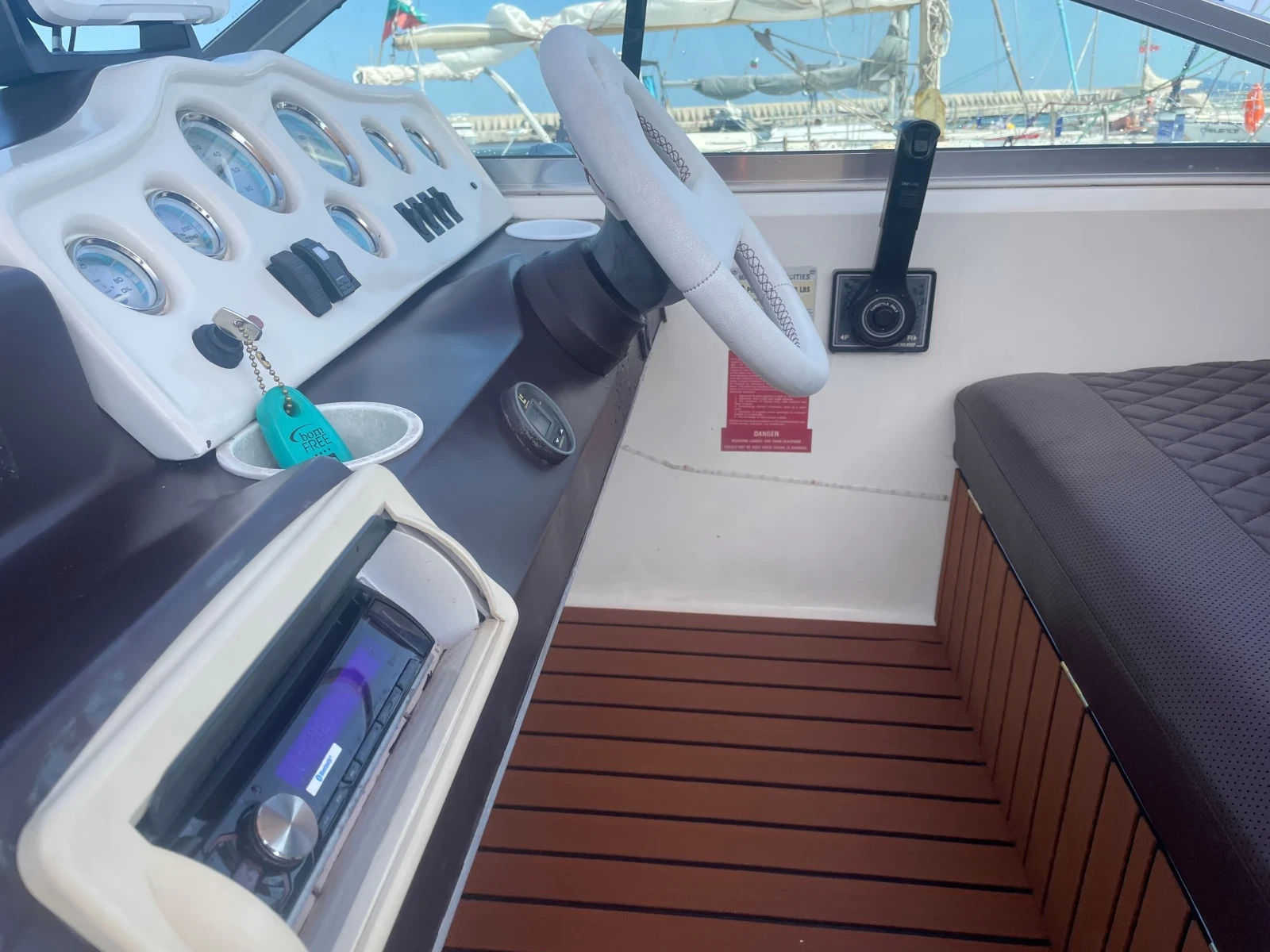 Моторна яхта Sea Ray Sundancer 230, снимка 9 - Воден транспорт - 54559370