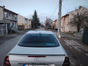 Mercedes-Benz 320 Седан, снимка 3