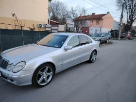 Mercedes-Benz 320 Седан, снимка 2