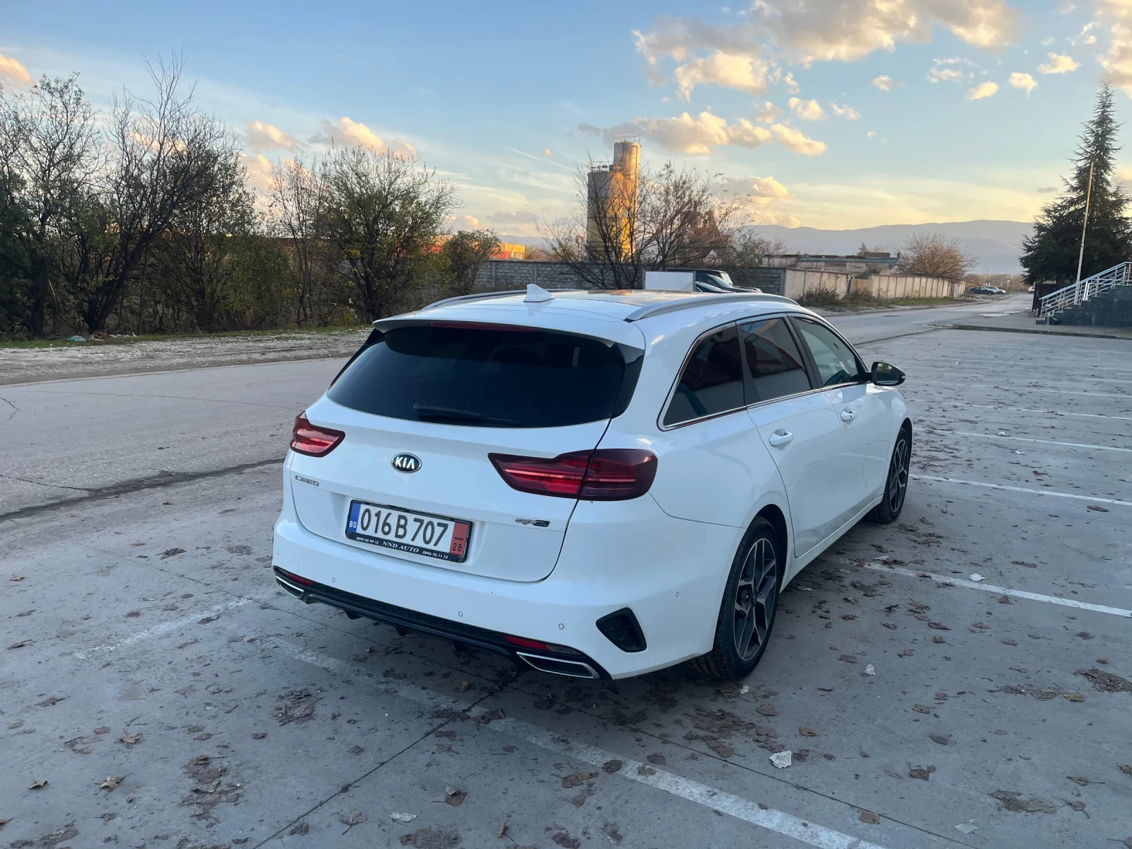 Kia Ceed  GT Line бяла перла - изображение 3