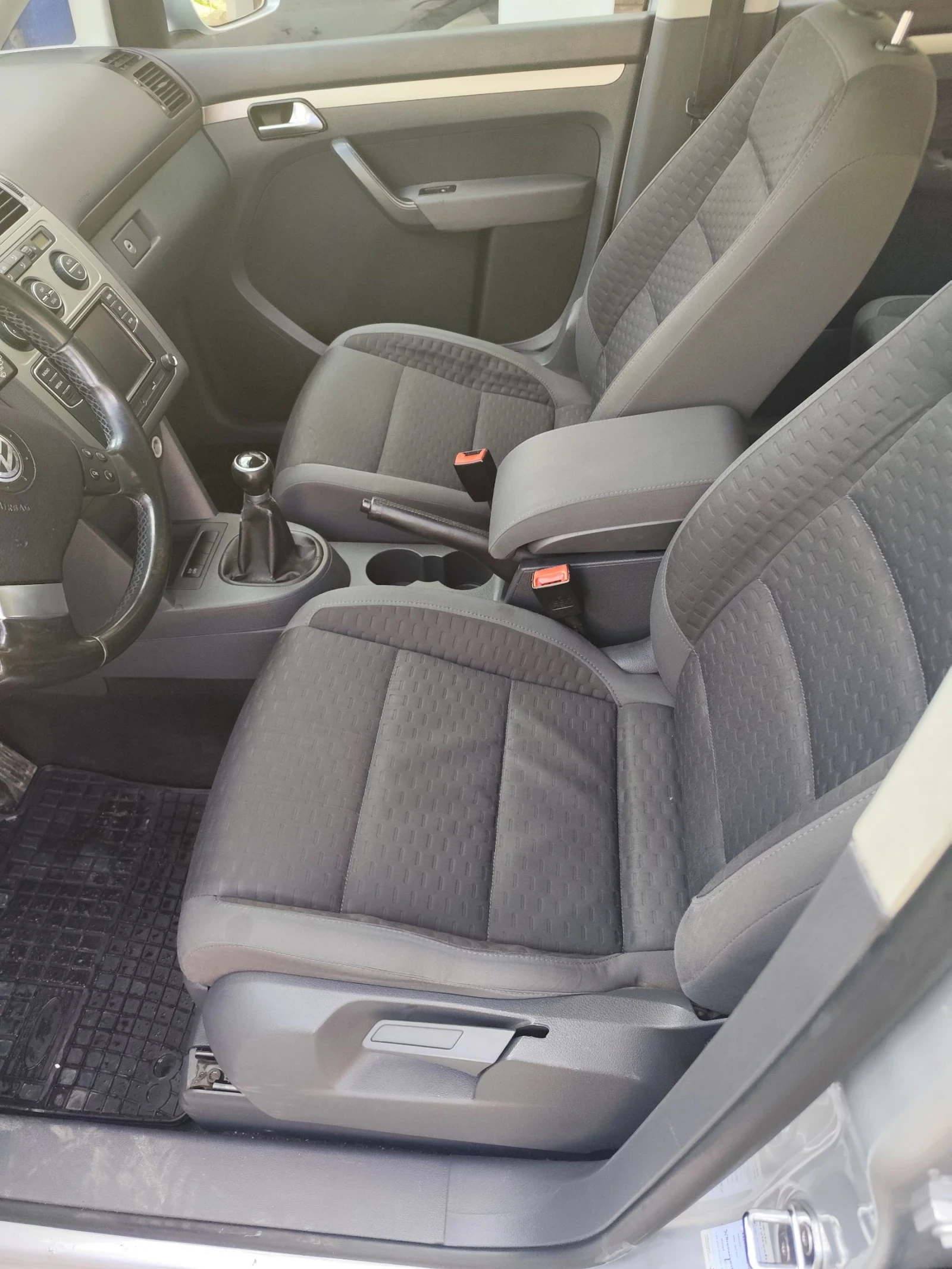 VW Touran 2.0 TDI 8 Клапана , снимка 6 - Автомобили и джипове - 54405991