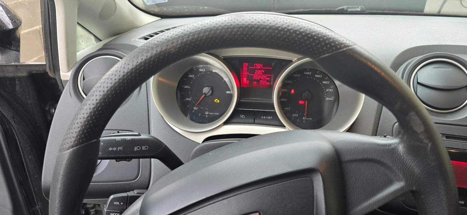 Seat Ibiza Бензин/Газ, снимка 10 - Автомобили и джипове - 54741997