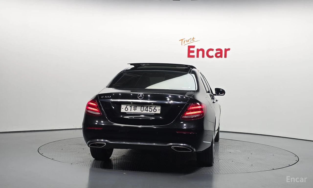 Mercedes-Benz E 300 ДИГИТАЛНО* ТАБЛО* ОБДУХВАНЕ* 360КАМЕРА* , снимка 4 - Автомобили и джипове - 55468007