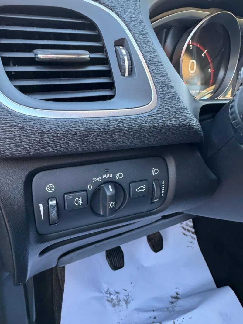 Volvo V40, снимка 13 - Автомобили и джипове - 52859270