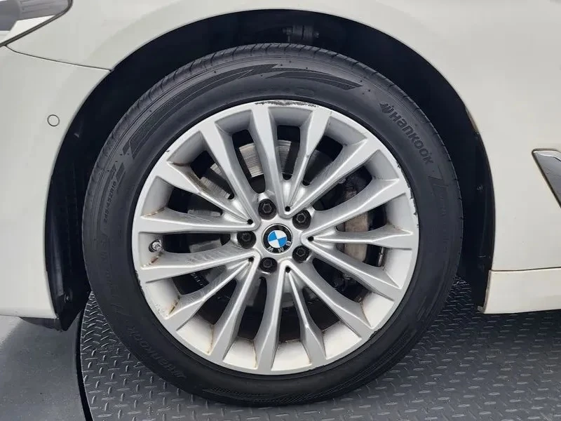 BMW 530 | АВТОФИНАНСИРАНЕ | ФИКСИРАНА ЦЕНА ДО БЪЛГАРИЯ, снимка 4 - Автомобили и джипове - 55153252