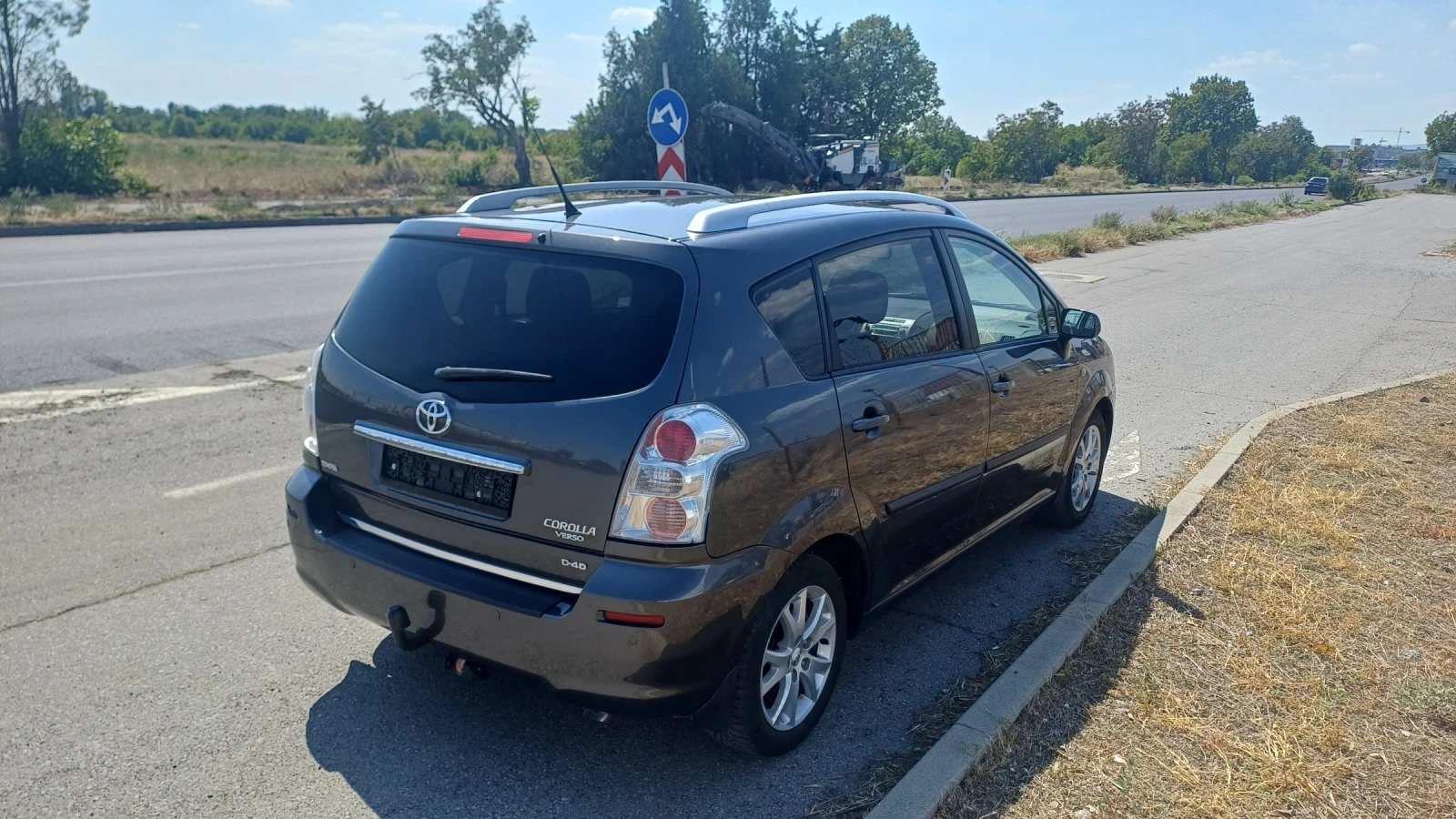 Toyota Corolla verso 2.2 136 к.с. 147000 км - изображение 5