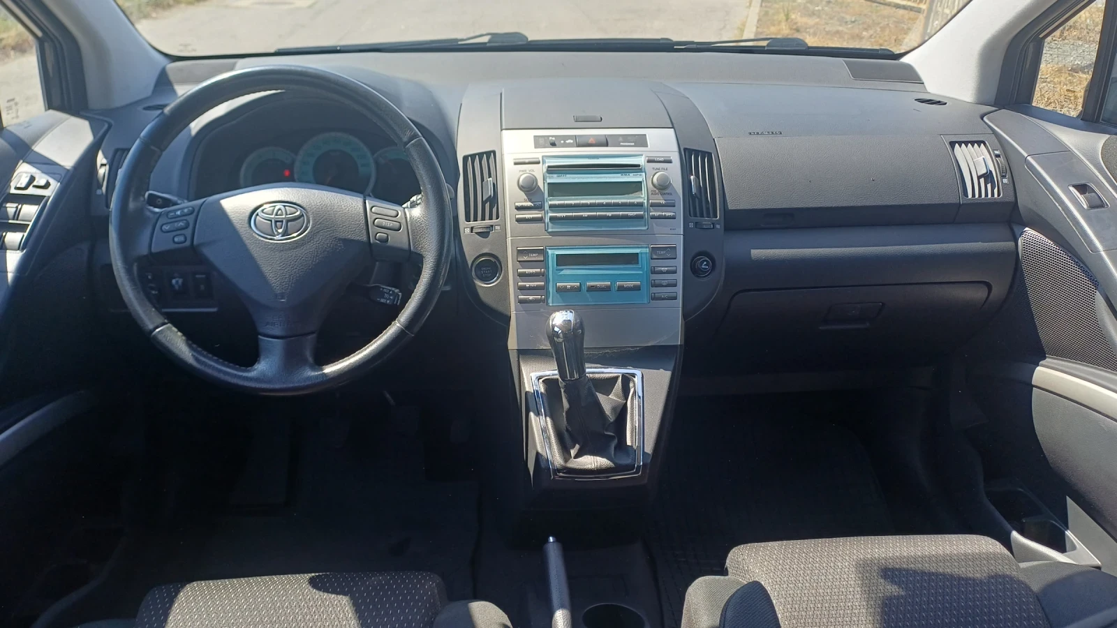 Toyota Corolla verso 2.2 136 к.с. 147000 км - изображение 7