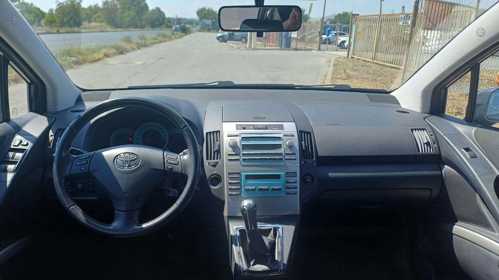 Toyota Corolla verso 2.2 136 к.с. 147000 км - изображение 8