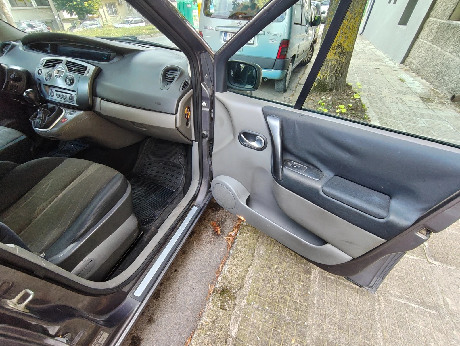 Renault Scenic, снимка 6 - Автомобили и джипове - 56254360
