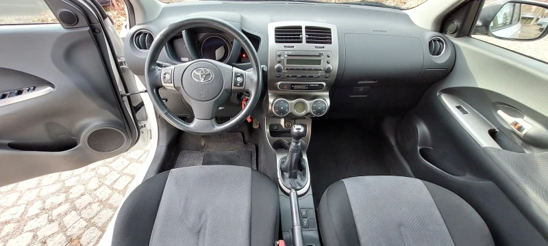 Toyota Urban Cruiser  1.4d4d/4х4/6-Скорости, снимка 13 - Автомобили и джипове - 48417756