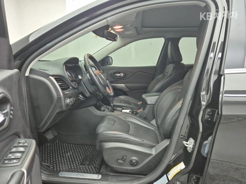 Jeep Cherokee 2.4 , снимка 11 - Автомобили и джипове - 54066712