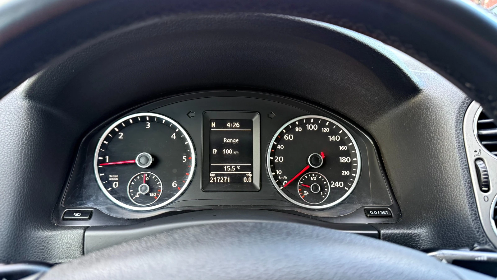 VW Tiguan 2.0TDI 4X4 НАВИ ПАРК АСИСТЕНТ , снимка 10 - Автомобили и джипове - 54093360