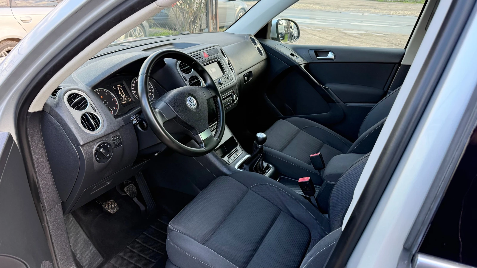 VW Tiguan 2.0TDI 4X4 НАВИ ПАРК АСИСТЕНТ , снимка 7 - Автомобили и джипове - 54093360