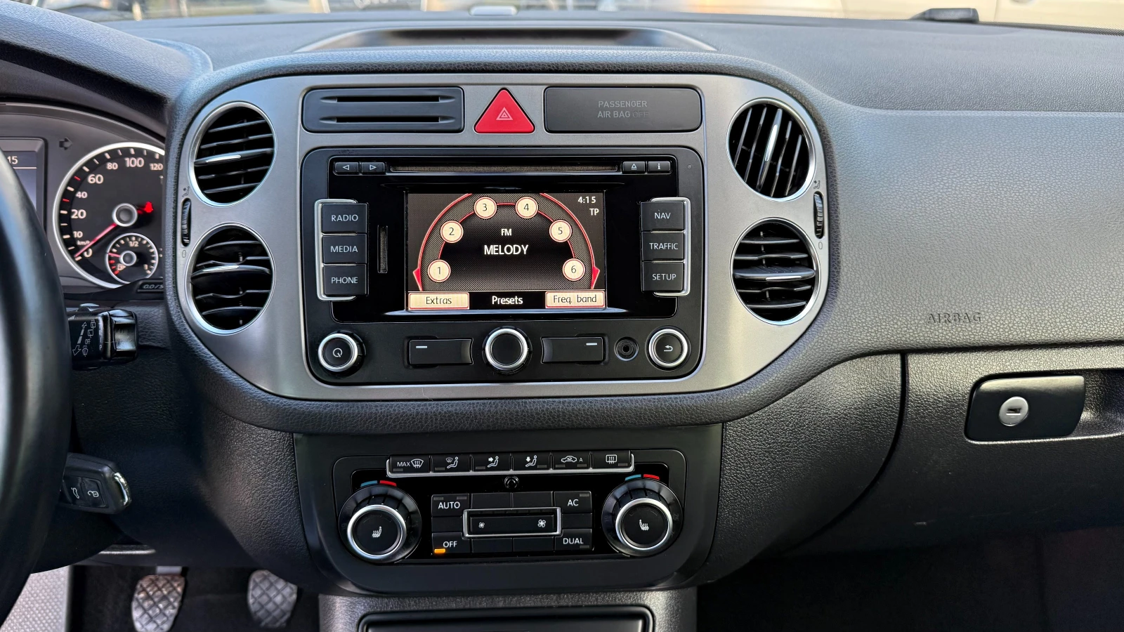 VW Tiguan 2.0TDI 4X4 НАВИ ПАРК АСИСТЕНТ , снимка 11 - Автомобили и джипове - 54093360