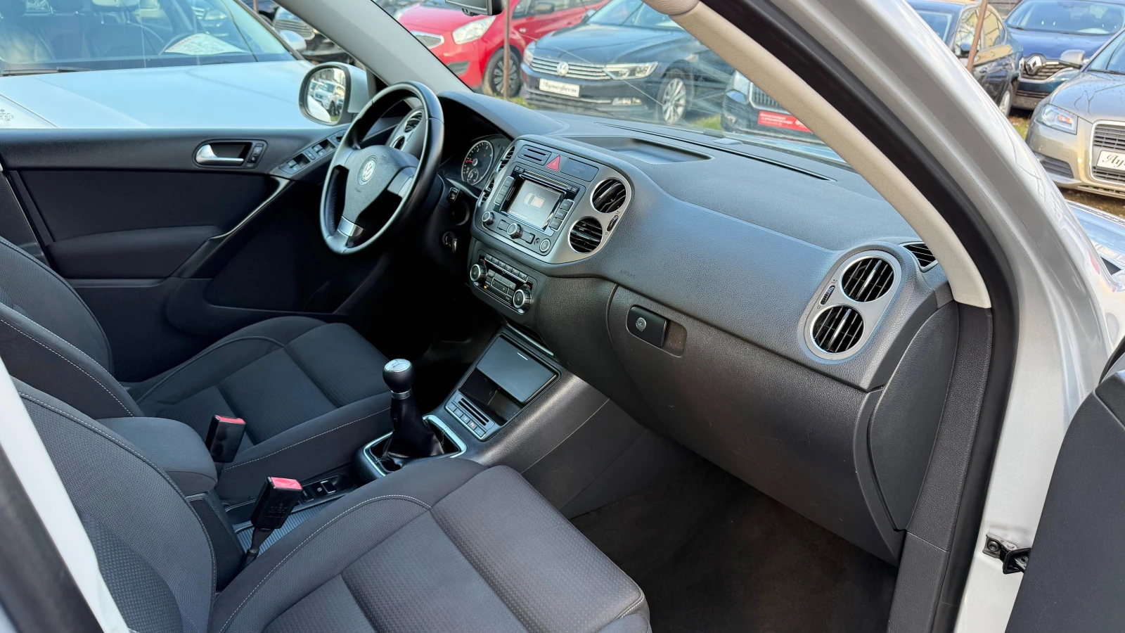 VW Tiguan 2.0TDI 4X4 НАВИ ПАРК АСИСТЕНТ , снимка 8 - Автомобили и джипове - 54093360